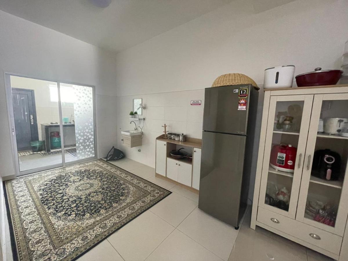 Safiyya Homestay Келуанг Екстериор снимка
